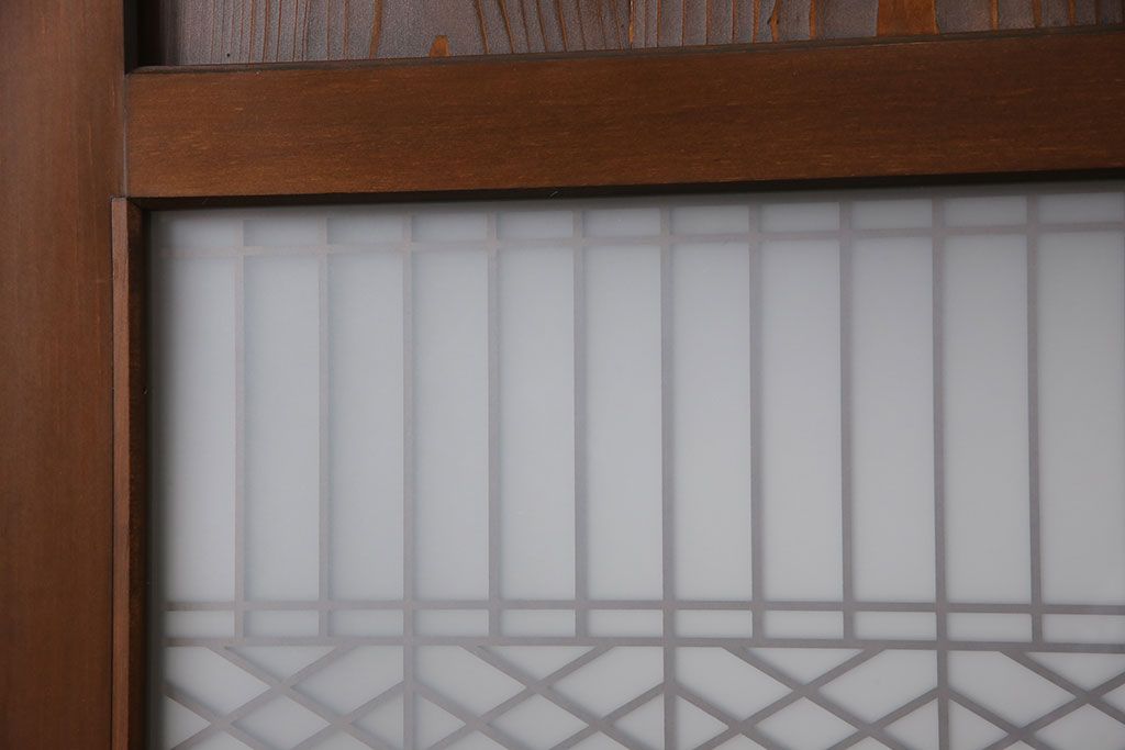 レーザー組子入り帯戸を新規製作!引き違い戸3枚、片引戸を1枚製作。ガラスは表裏でそれぞれクリアガラスとすりガラスを使用。本体は濃い茶色で着色仕上げ。(引き戸、ガラス戸、建具)