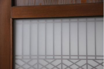 レーザー組子入り帯戸を新規製作!引き違い戸3枚、片引戸を1枚製作。ガラスは表裏でそれぞれクリアガラスとすりガラスを使用。本体は濃い茶色で着色仕上げ。(引き戸、ガラス戸、建具)