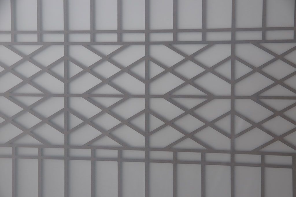 レーザー組子入り帯戸を新規製作!引き違い戸3枚、片引戸を1枚製作。ガラスは表裏でそれぞれクリアガラスとすりガラスを使用。本体は濃い茶色で着色仕上げ。(引き戸、ガラス戸、建具)