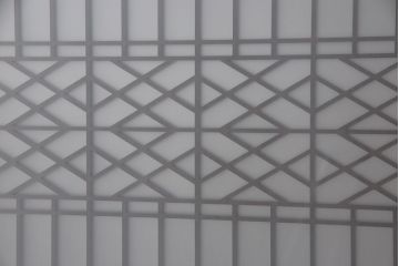 レーザー組子入り帯戸を新規製作!引き違い戸3枚、片引戸を1枚製作。ガラスは表裏でそれぞれクリアガラスとすりガラスを使用。本体は濃い茶色で着色仕上げ。(引き戸、ガラス戸、建具)