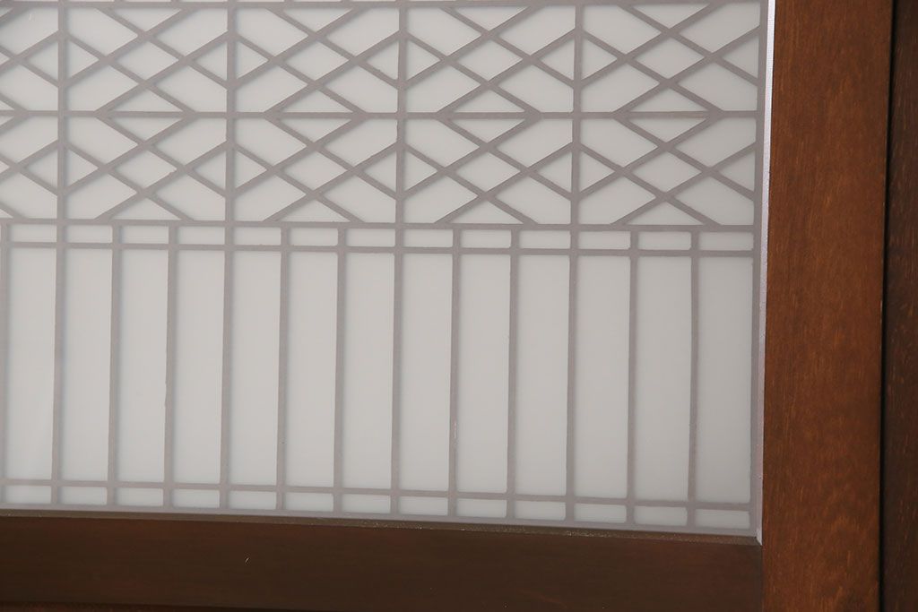 レーザー組子入り帯戸を新規製作!引き違い戸3枚、片引戸を1枚製作。ガラスは表裏でそれぞれクリアガラスとすりガラスを使用。本体は濃い茶色で着色仕上げ。(引き戸、ガラス戸、建具)