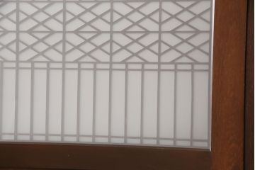 レーザー組子入り帯戸を新規製作!引き違い戸3枚、片引戸を1枚製作。ガラスは表裏でそれぞれクリアガラスとすりガラスを使用。本体は濃い茶色で着色仕上げ。(引き戸、ガラス戸、建具)