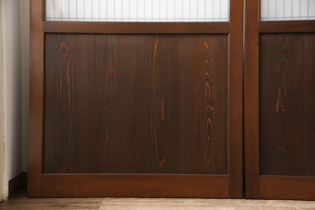 レーザー組子入り帯戸を新規製作!引き違い戸3枚、片引戸を1枚製作。ガラスは表裏でそれぞれクリアガラスとすりガラスを使用。本体は濃い茶色で着色仕上げ。(引き戸、ガラス戸、建具)