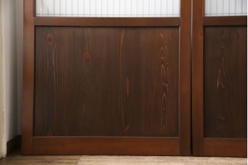 レーザー組子入り帯戸を新規製作!引き違い戸3枚、片引戸を1枚製作。ガラスは表裏でそれぞれクリアガラスとすりガラスを使用。本体は濃い茶色で着色仕上げ。(引き戸、ガラス戸、建具)