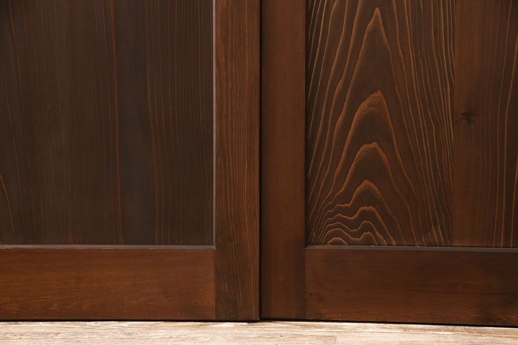 レーザー組子入り帯戸を新規製作!引き違い戸3枚、片引戸を1枚製作。ガラスは表裏でそれぞれクリアガラスとすりガラスを使用。本体は濃い茶色で着色仕上げ。(引き戸、ガラス戸、建具)