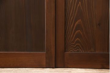 レーザー組子入り帯戸を新規製作!引き違い戸3枚、片引戸を1枚製作。ガラスは表裏でそれぞれクリアガラスとすりガラスを使用。本体は濃い茶色で着色仕上げ。(引き戸、ガラス戸、建具)