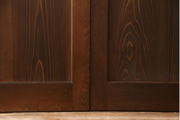 レーザー組子入り帯戸を新規製作!引き違い戸3枚、片引戸を1枚製作。ガラスは表裏でそれぞれクリアガラスとすりガラスを使用。本体は濃い茶色で着色仕上げ。(引き戸、ガラス戸、建具)