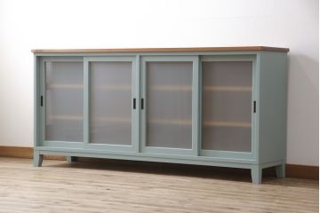 キッチンカウンターを新規製作!建具ガラスはすりガラス使用。天板は明るめの茶色、本体は淡い青緑色にペイント仕上げ。(収納棚、戸棚、キャビネット、サイドボード、サイドキャビネット、カップボード)