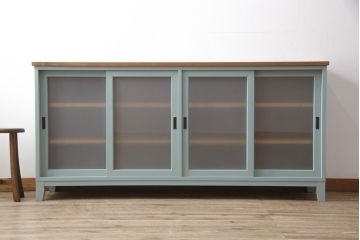 キッチンカウンターを新規製作!建具ガラスはすりガラス使用。天板は明るめの茶色、本体は淡い青緑色にペイント仕上げ。(収納棚、戸棚、キャビネット、サイドボード、サイドキャビネット、カップボード)