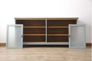 キッチンカウンターを新規製作!建具ガラスはすりガラス使用。天板は明るめの茶色、本体は淡い青緑色にペイント仕上げ。(収納棚、戸棚、キャビネット、サイドボード、サイドキャビネット、カップボード)