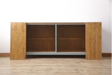 キッチンカウンターを新規製作!建具ガラスはすりガラス使用。天板は明るめの茶色、本体は淡い青緑色にペイント仕上げ。(収納棚、戸棚、キャビネット、サイドボード、サイドキャビネット、カップボード)