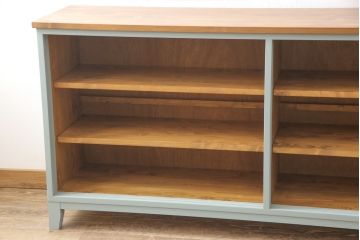 キッチンカウンターを新規製作!建具ガラスはすりガラス使用。天板は明るめの茶色、本体は淡い青緑色にペイント仕上げ。(収納棚、戸棚、キャビネット、サイドボード、サイドキャビネット、カップボード)