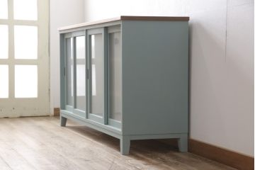 キッチンカウンターを新規製作!建具ガラスはすりガラス使用。天板は明るめの茶色、本体は淡い青緑色にペイント仕上げ。(収納棚、戸棚、キャビネット、サイドボード、サイドキャビネット、カップボード)