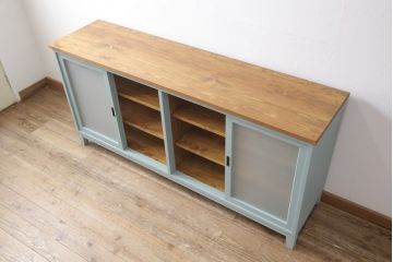 キッチンカウンターを新規製作!建具ガラスはすりガラス使用。天板は明るめの茶色、本体は淡い青緑色にペイント仕上げ。(収納棚、戸棚、キャビネット、サイドボード、サイドキャビネット、カップボード)