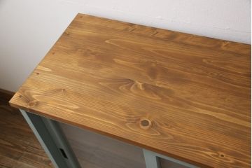 キッチンカウンターを新規製作!建具ガラスはすりガラス使用。天板は明るめの茶色、本体は淡い青緑色にペイント仕上げ。(収納棚、戸棚、キャビネット、サイドボード、サイドキャビネット、カップボード)