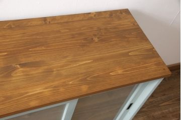 キッチンカウンターを新規製作!建具ガラスはすりガラス使用。天板は明るめの茶色、本体は淡い青緑色にペイント仕上げ。(収納棚、戸棚、キャビネット、サイドボード、サイドキャビネット、カップボード)