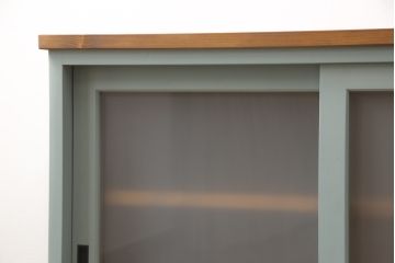 キッチンカウンターを新規製作!建具ガラスはすりガラス使用。天板は明るめの茶色、本体は淡い青緑色にペイント仕上げ。(収納棚、戸棚、キャビネット、サイドボード、サイドキャビネット、カップボード)