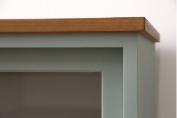 キッチンカウンターを新規製作!建具ガラスはすりガラス使用。天板は明るめの茶色、本体は淡い青緑色にペイント仕上げ。(収納棚、戸棚、キャビネット、サイドボード、サイドキャビネット、カップボード)