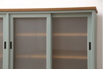 キッチンカウンターを新規製作!建具ガラスはすりガラス使用。天板は明るめの茶色、本体は淡い青緑色にペイント仕上げ。(収納棚、戸棚、キャビネット、サイドボード、サイドキャビネット、カップボード)