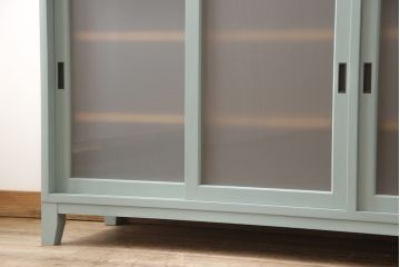 キッチンカウンターを新規製作!建具ガラスはすりガラス使用。天板は明るめの茶色、本体は淡い青緑色にペイント仕上げ。(収納棚、戸棚、キャビネット、サイドボード、サイドキャビネット、カップボード)