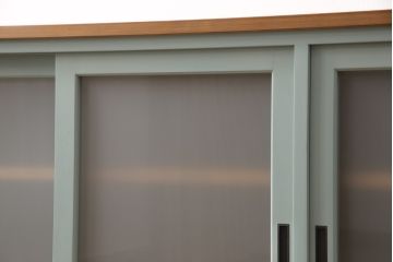 キッチンカウンターを新規製作!建具ガラスはすりガラス使用。天板は明るめの茶色、本体は淡い青緑色にペイント仕上げ。(収納棚、戸棚、キャビネット、サイドボード、サイドキャビネット、カップボード)