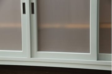 キッチンカウンターを新規製作!建具ガラスはすりガラス使用。天板は明るめの茶色、本体は淡い青緑色にペイント仕上げ。(収納棚、戸棚、キャビネット、サイドボード、サイドキャビネット、カップボード)