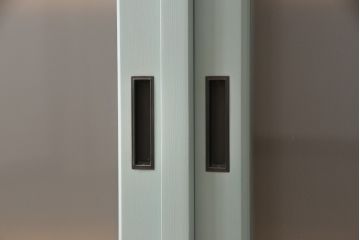 キッチンカウンターを新規製作!建具ガラスはすりガラス使用。天板は明るめの茶色、本体は淡い青緑色にペイント仕上げ。(収納棚、戸棚、キャビネット、サイドボード、サイドキャビネット、カップボード)