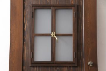 小窓付き木製ドアを新規製作!通気口扉にすりガラスを使用。本体は外部用塗装で仕上げ。(扉)