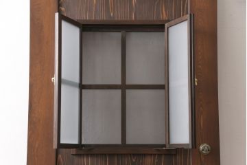 小窓付き木製ドアを新規製作!通気口扉にすりガラスを使用。本体は外部用塗装で仕上げ。(扉)