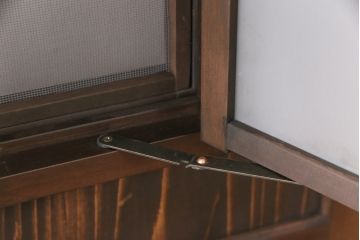 小窓付き木製ドアを新規製作!通気口扉にすりガラスを使用。本体は外部用塗装で仕上げ。(扉)