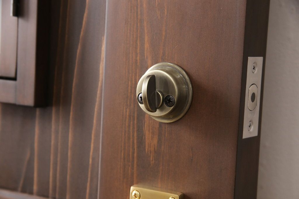 小窓付き木製ドアを新規製作!通気口扉にすりガラスを使用。本体は外部用塗装で仕上げ。(扉)