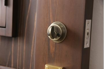 小窓付き木製ドアを新規製作!通気口扉にすりガラスを使用。本体は外部用塗装で仕上げ。(扉)