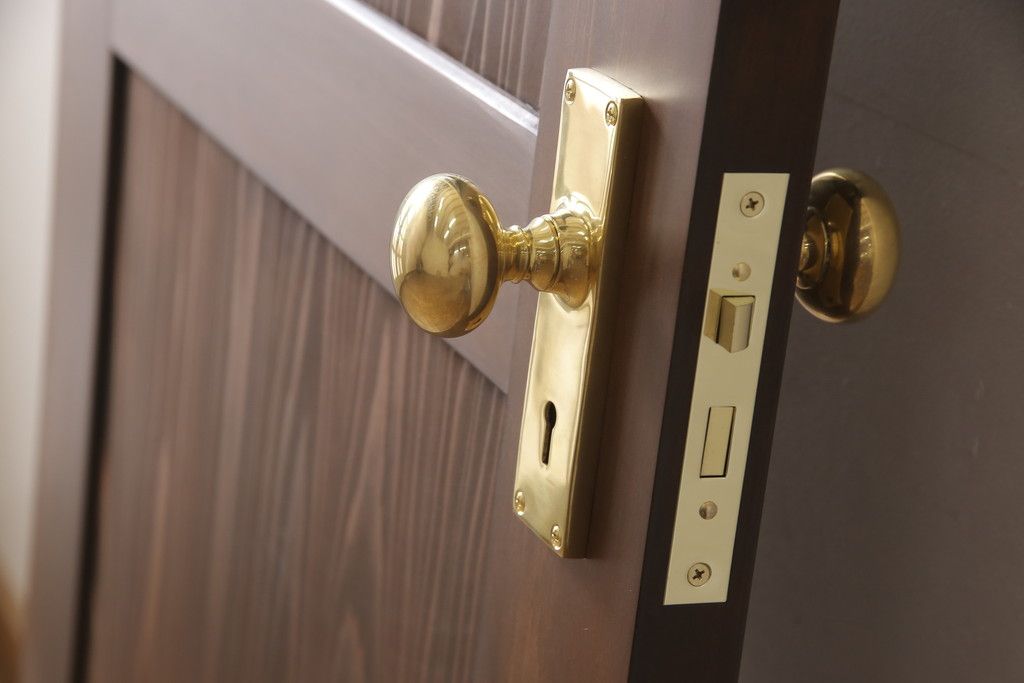 小窓付き木製ドアを新規製作!通気口扉にすりガラスを使用。本体は外部用塗装で仕上げ。(扉)