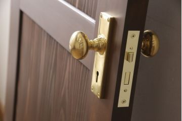 小窓付き木製ドアを新規製作!通気口扉にすりガラスを使用。本体は外部用塗装で仕上げ。(扉)