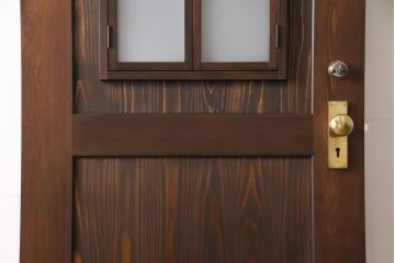 小窓付き木製ドアを新規製作!通気口扉にすりガラスを使用。本体は外部用塗装で仕上げ。(扉)