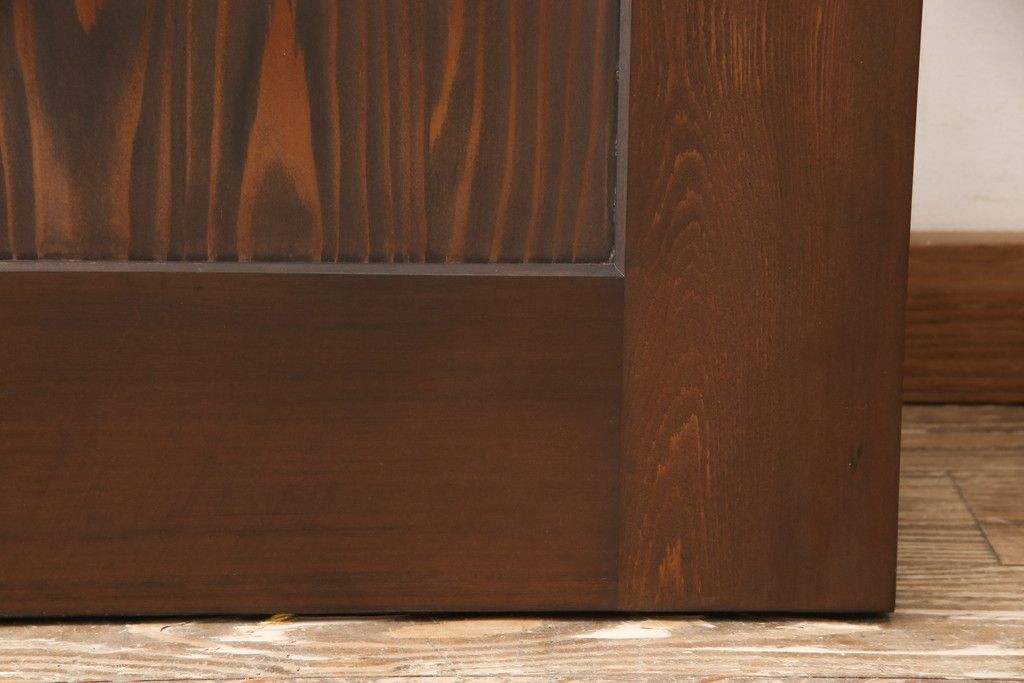 小窓付き木製ドアを新規製作!通気口扉にすりガラスを使用。本体は外部用塗装で仕上げ。(扉)