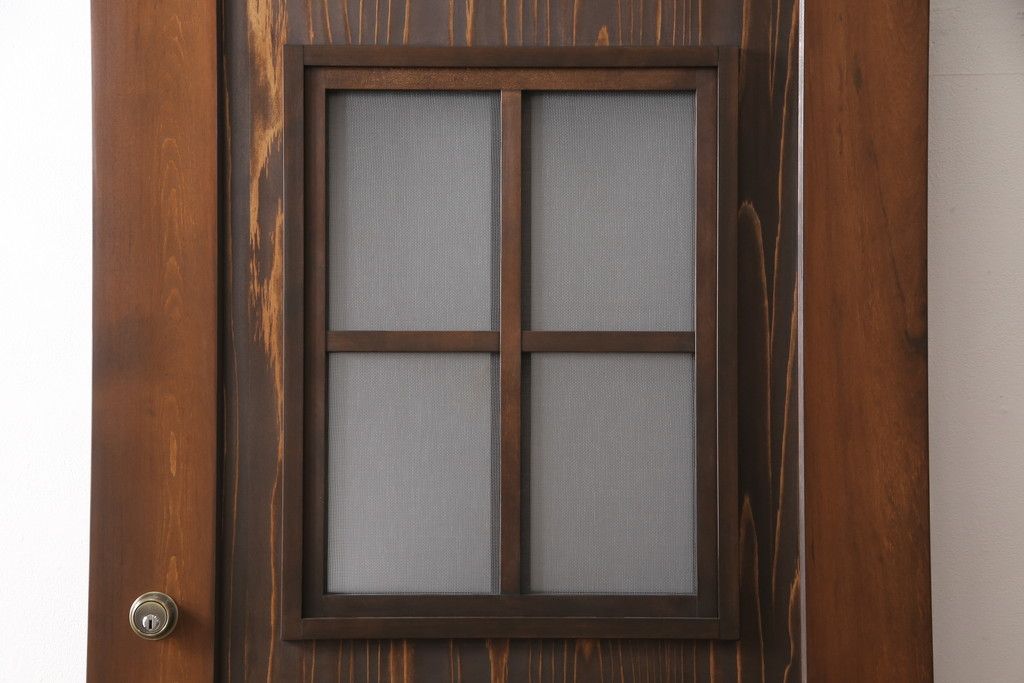 小窓付き木製ドアを新規製作!通気口扉にすりガラスを使用。本体は外部用塗装で仕上げ。(扉)