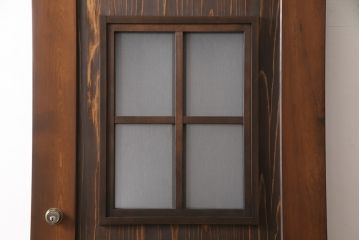 小窓付き木製ドアを新規製作!通気口扉にすりガラスを使用。本体は外部用塗装で仕上げ。(扉)