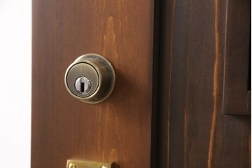 小窓付き木製ドアを新規製作!通気口扉にすりガラスを使用。本体は外部用塗装で仕上げ。(扉)