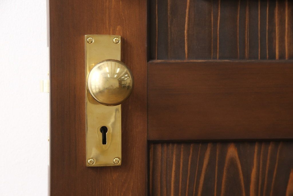 小窓付き木製ドアを新規製作!通気口扉にすりガラスを使用。本体は外部用塗装で仕上げ。(扉)