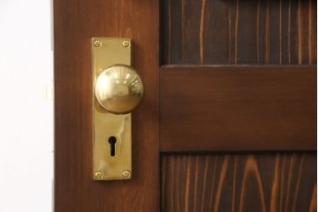 小窓付き木製ドアを新規製作!通気口扉にすりガラスを使用。本体は外部用塗装で仕上げ。(扉)