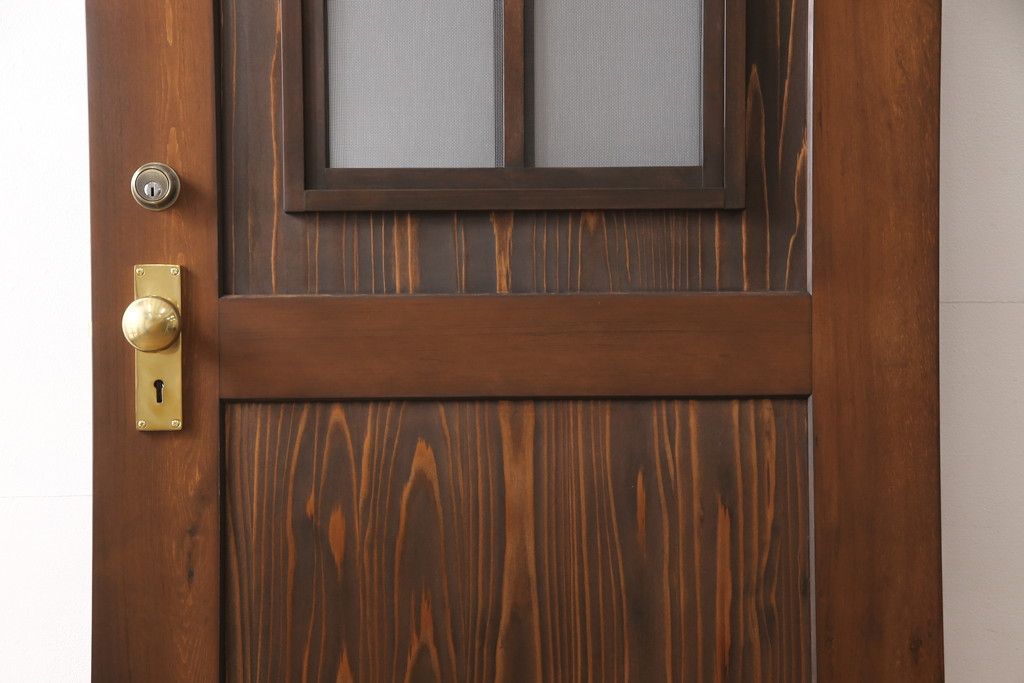小窓付き木製ドアを新規製作!通気口扉にすりガラスを使用。本体は外部用塗装で仕上げ。(扉)