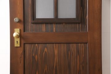 小窓付き木製ドアを新規製作!通気口扉にすりガラスを使用。本体は外部用塗装で仕上げ。(扉)