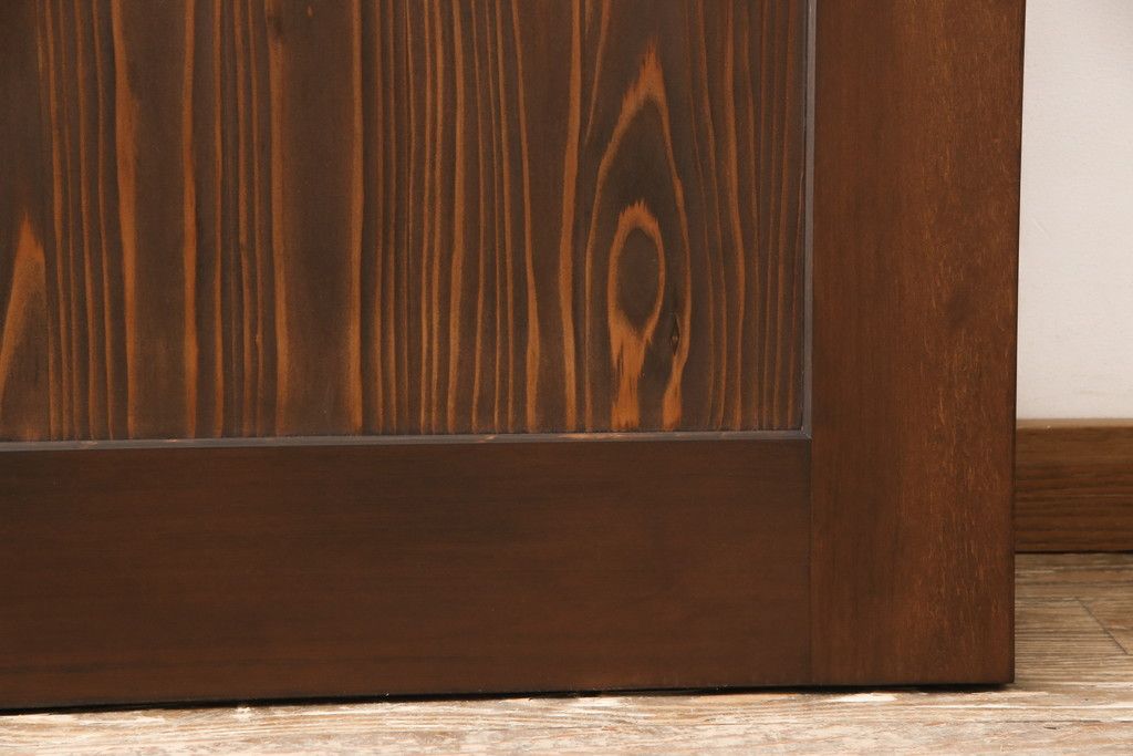 小窓付き木製ドアを新規製作!通気口扉にすりガラスを使用。本体は外部用塗装で仕上げ。(扉)