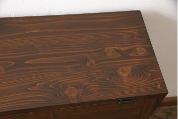 パタパタ収納棚を新規製作!ヒノキ無垢材使用。木目を活かして自然な茶色に着色仕上げ。(戸棚、キャビネット、ロッカー、下駄箱)
