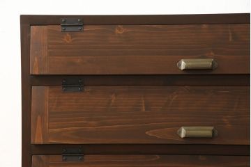 パタパタ収納棚を新規製作!ヒノキ無垢材使用。木目を活かして自然な茶色に着色仕上げ。(戸棚、キャビネット、ロッカー、下駄箱)
