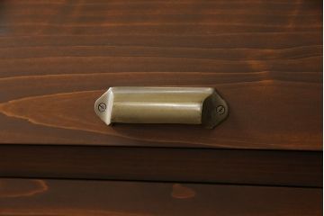 パタパタ収納棚を新規製作!ヒノキ無垢材使用。木目を活かして自然な茶色に着色仕上げ。(戸棚、キャビネット、ロッカー、下駄箱)
