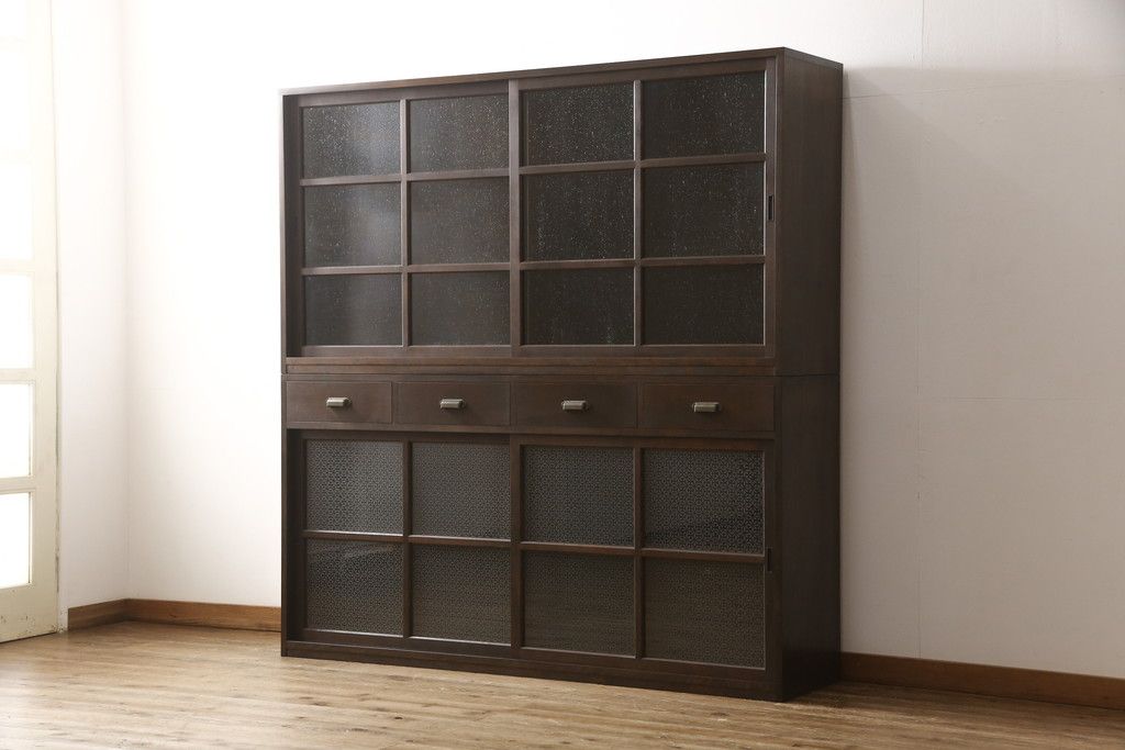 重ね戸棚を新規製作!本体に樺材、建具ガラスには気泡ガラスと花柄斜めガラスを使用。ご希望の色味に着色仕上げ。(キャビネット、食器棚、収納棚、店舗什器)