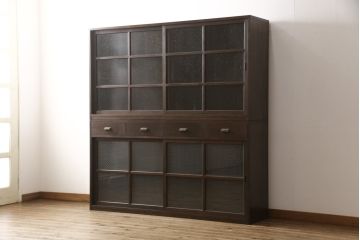 重ね戸棚を新規製作!本体に樺材、建具ガラスには気泡ガラスと花柄斜めガラスを使用。ご希望の色味に着色仕上げ。(キャビネット、食器棚、収納棚、店舗什器)