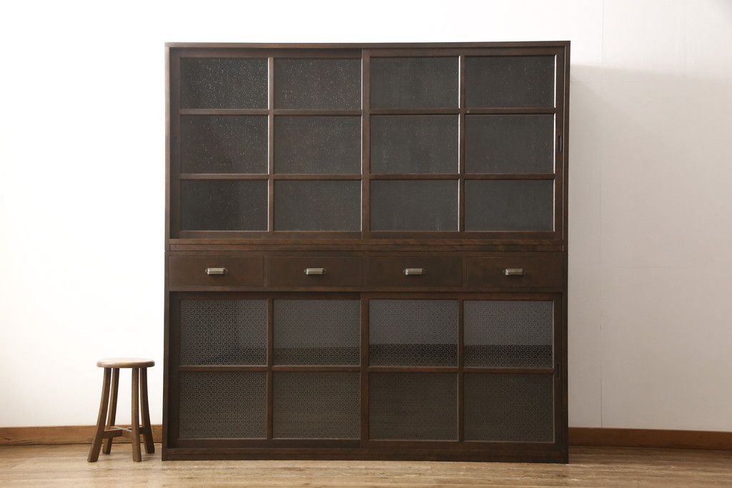 重ね戸棚を新規製作!本体に樺材、建具ガラスには気泡ガラスと花柄斜めガラスを使用。ご希望の色味に着色仕上げ。(キャビネット、食器棚、収納棚、店舗什器)